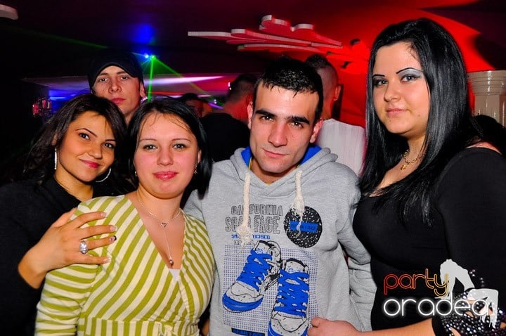 Sfârşit de săptămână în Club Atti's,