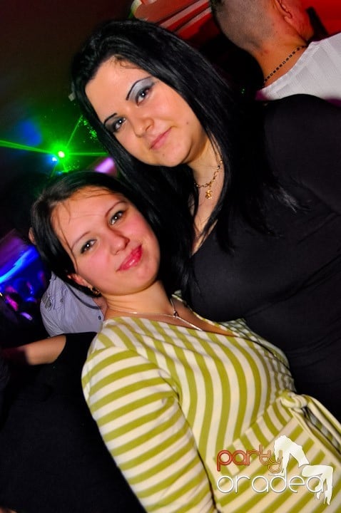 Sfârşit de săptămână în Club Atti's,