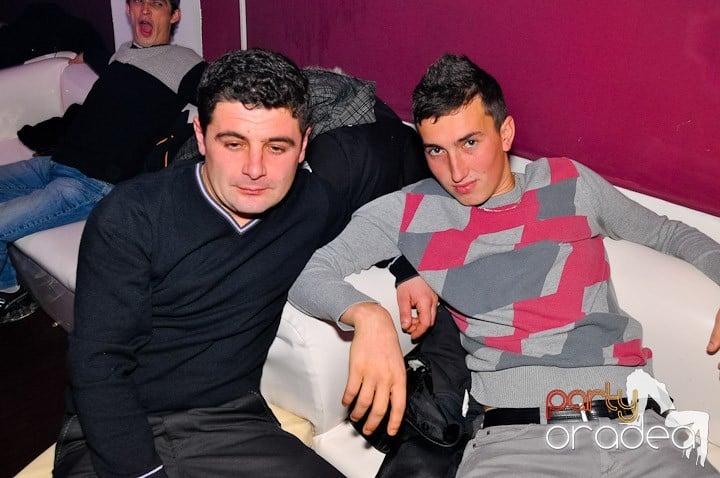 Sfârşit de săptămână în Club Atti's,