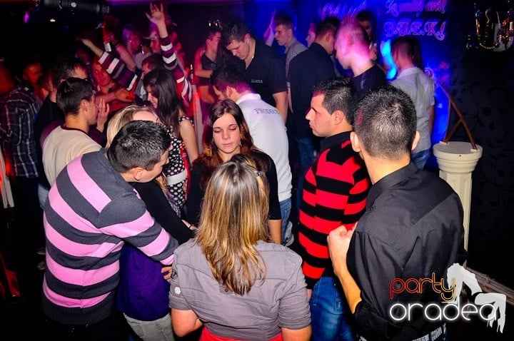 Sfârşit de săptămână în Club Atti's,