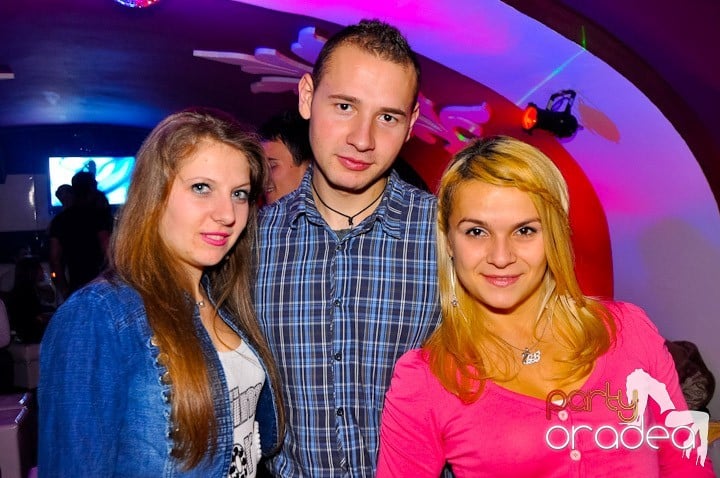 Sfârşit de săptămână în Club Atti's,