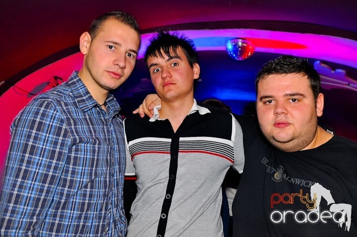 Sfârşit de săptămână în Club Atti's,