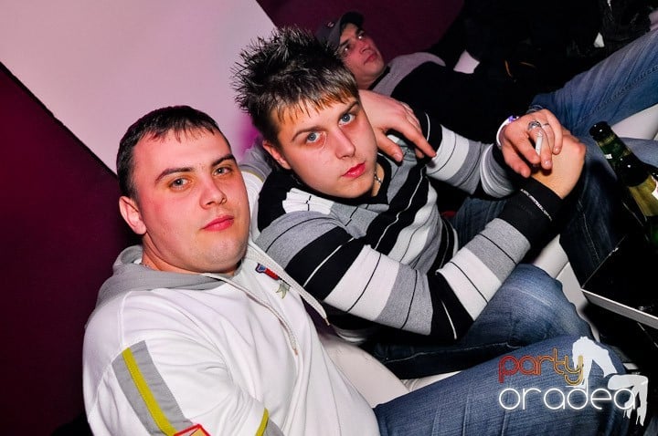 Sfârşit de săptămână în Club Atti's,