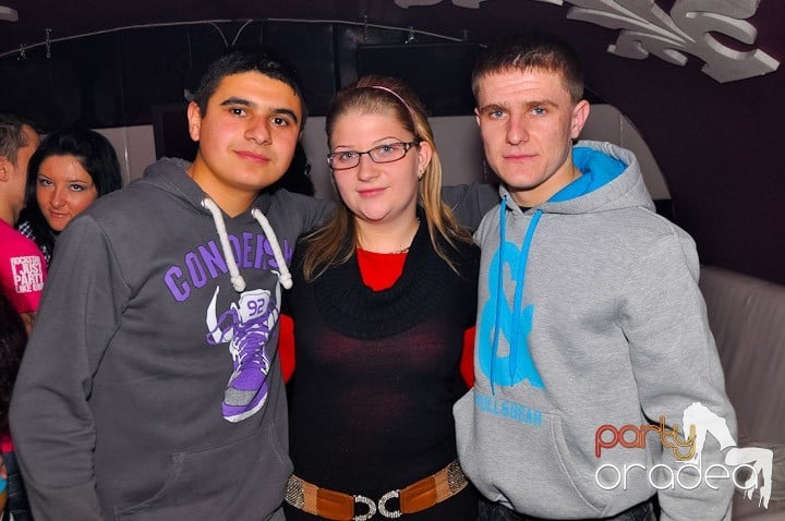 Sfârşit de săptămână în Club Atti's,