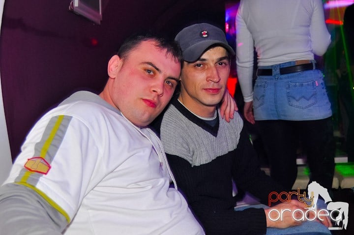 Sfârşit de săptămână în Club Atti's,