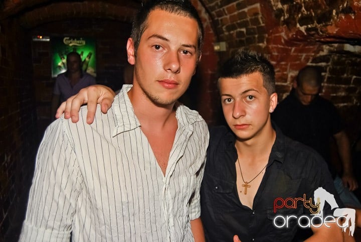 Sfârşit de săptămână în Club Escape, 