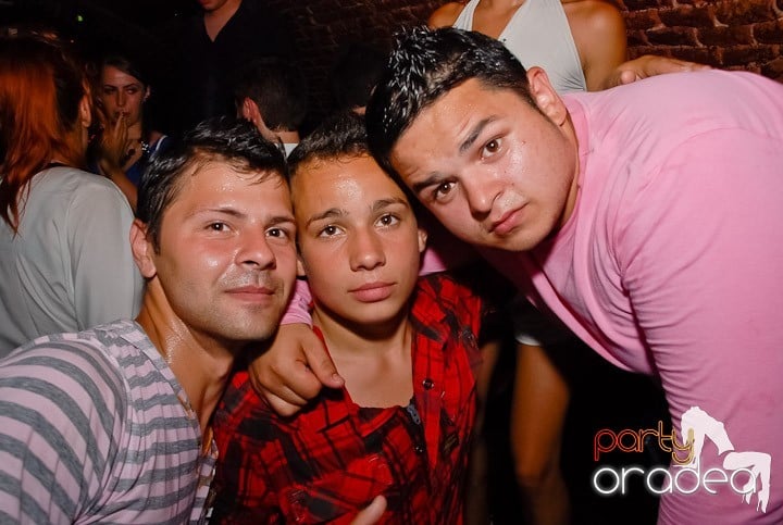 Sfârşit de săptămână în Club Escape, 