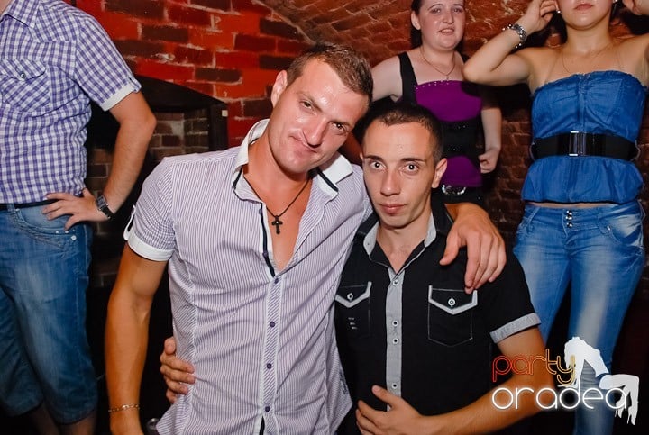 Sfârşit de săptămână în Club Escape, 