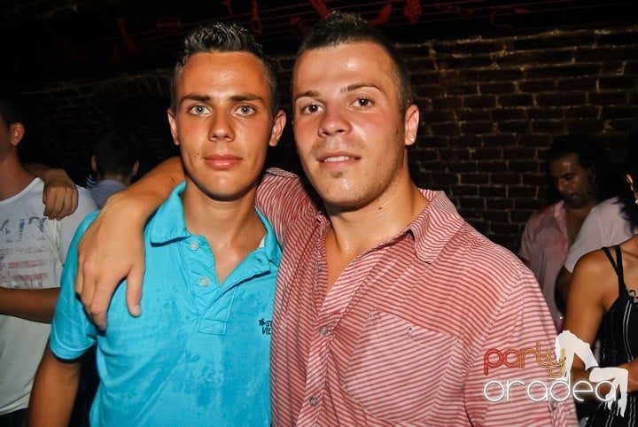 Sfârşit de săptămână în Club Escape, 