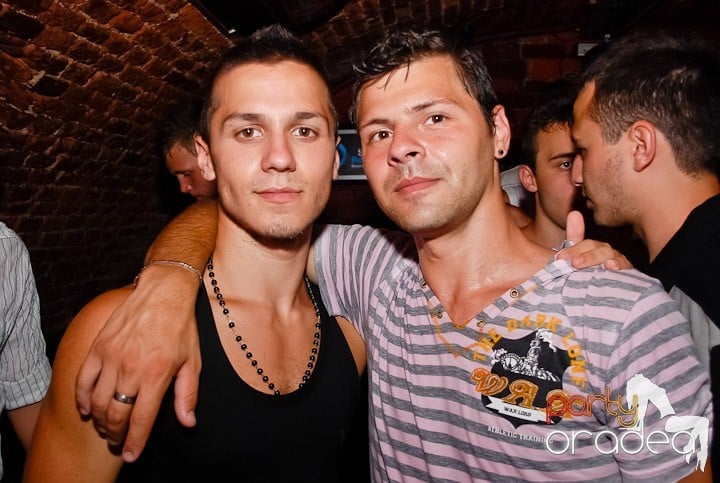 Sfârşit de săptămână în Club Escape, 