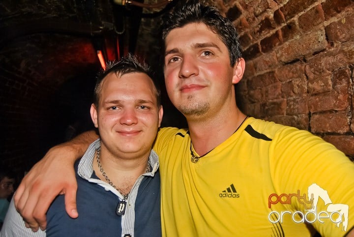 Sfârşit de săptămână în Club Escape, 