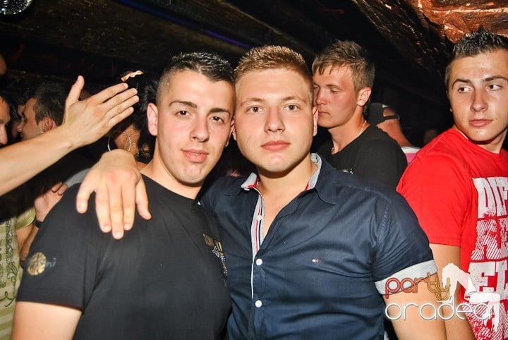 Sfârşit de săptămână în Club Escape, 