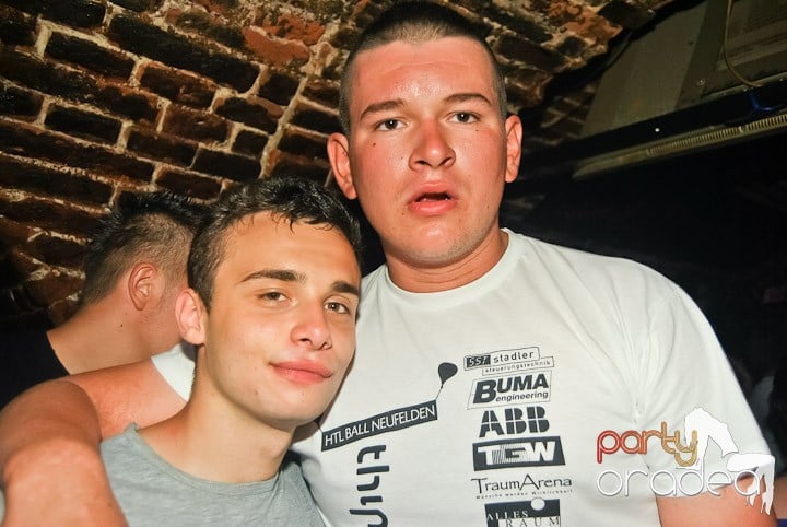 Sfârşit de săptămână în Club Escape, 