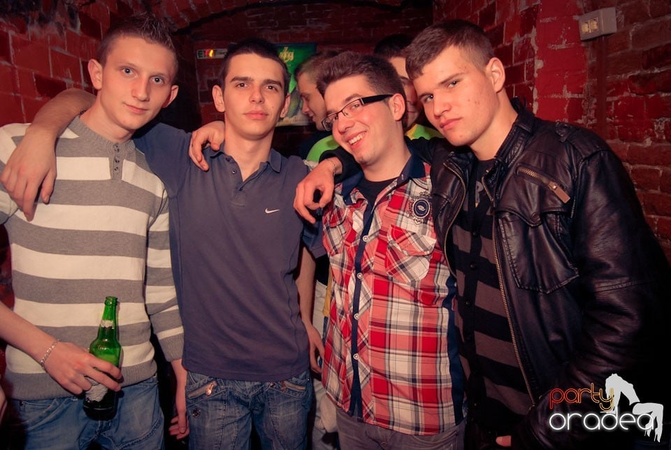 Sfârşit de săptămână în Club Escape, 