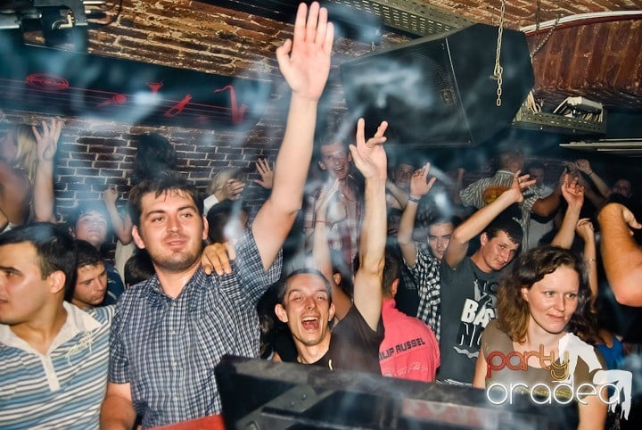 Sfârşit de săptămână în Club Escape, 