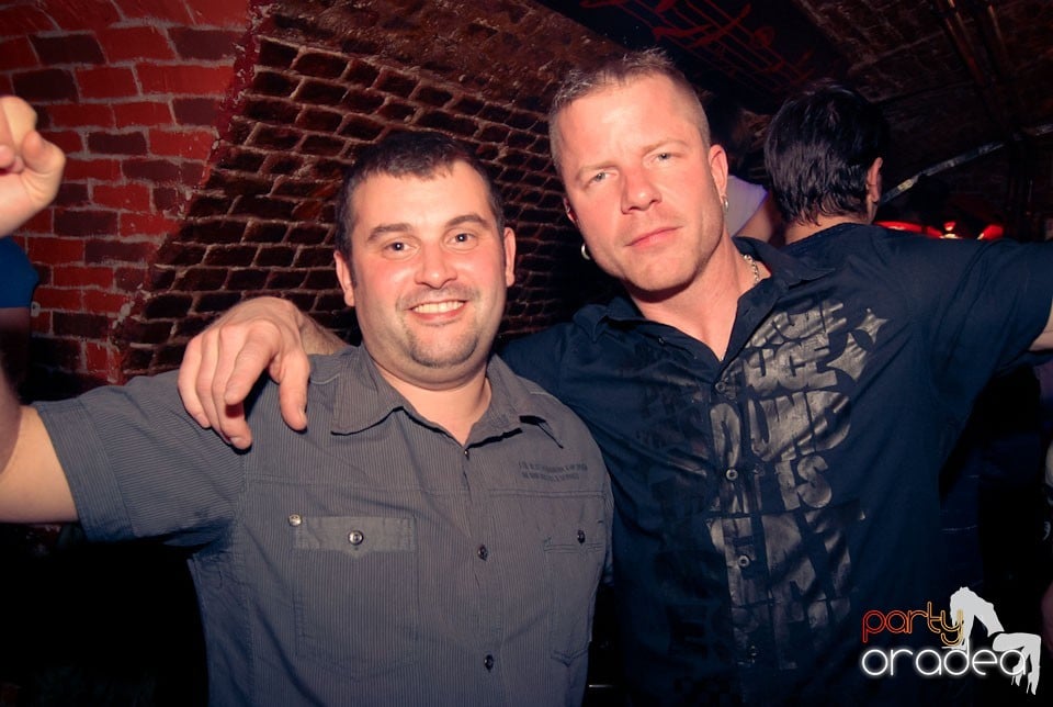 Sfârşit de săptămână în Club Escape, 