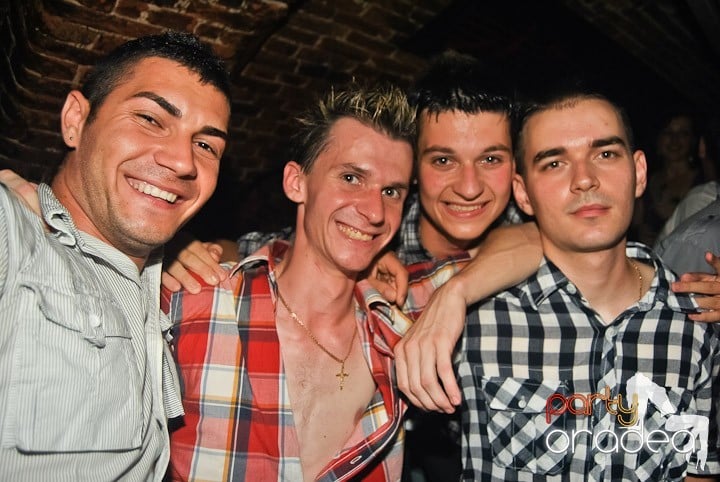 Sfârşit de săptămână în Club Escape, 