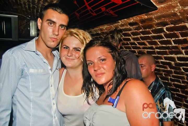 Sfârşit de săptămână în Club Escape, 