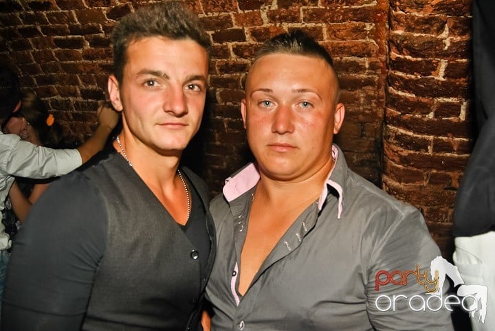 Sfârşit de săptămână în Club Escape, 