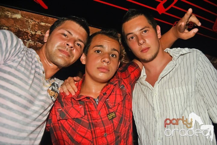 Sfârşit de săptămână în Club Escape, 