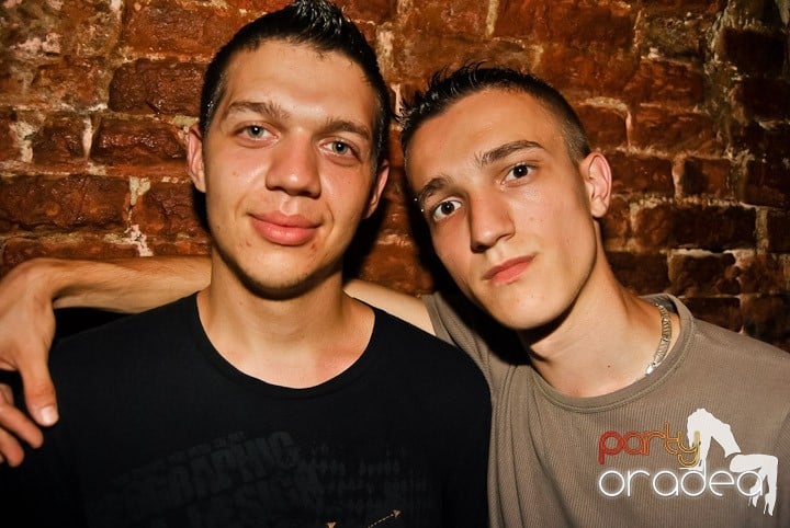 Sfârşit de săptămână în Club Escape, 