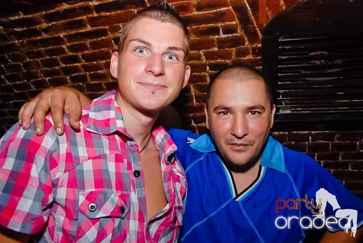 Sfârşit de săptămână în Club Escape, 