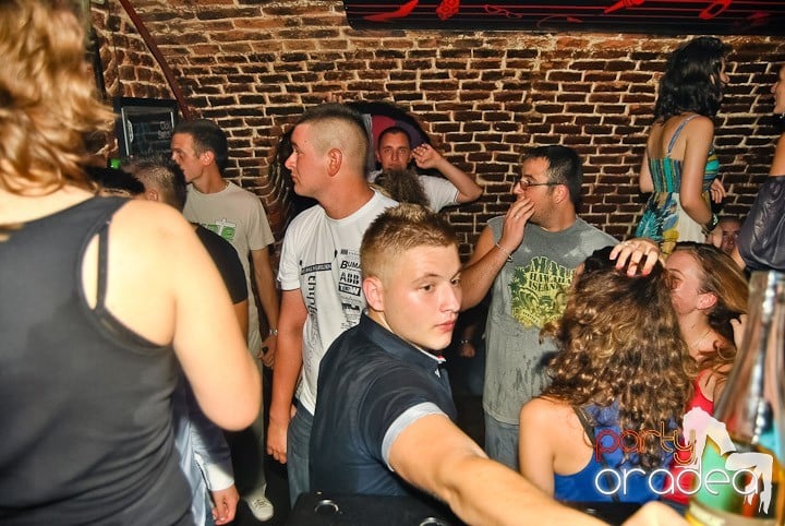 Sfârşit de săptămână în Club Escape, 