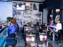 Sfârşit de săptămână în Icon Caffe