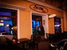 Sfârşit de săptămână în Icon Caffe