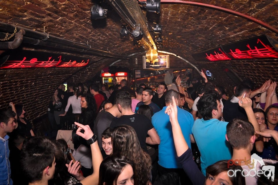 Simte basul în Club Escape, 