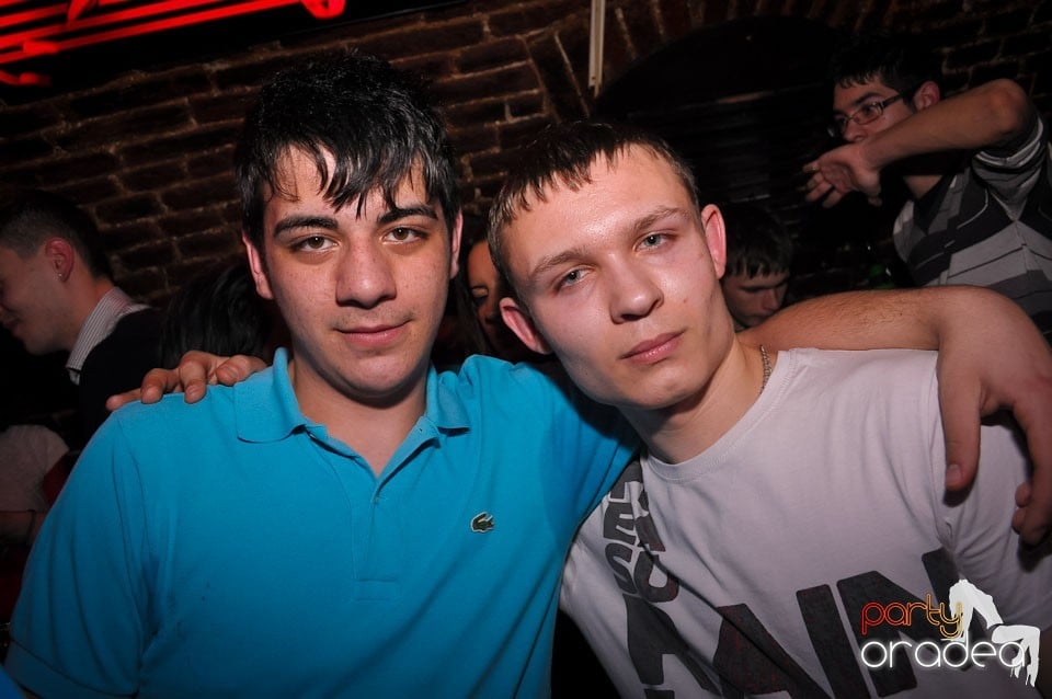 Simte basul în Club Escape, 