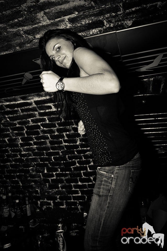 Simte basul în Club Escape, 