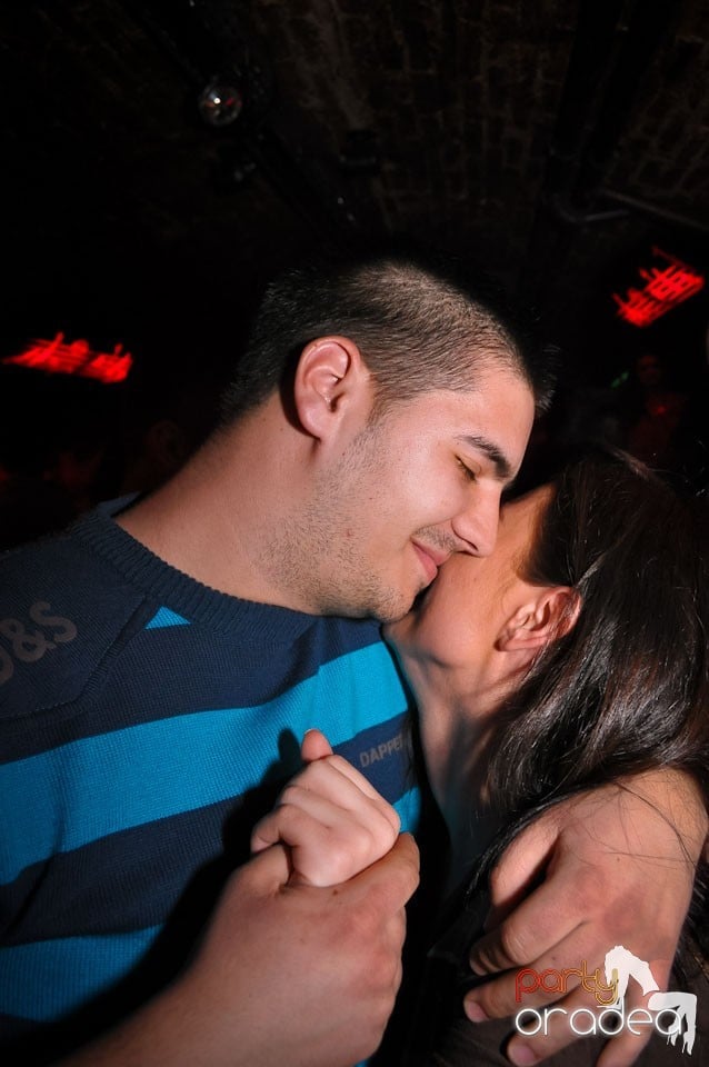 Simte basul în Club Escape, 