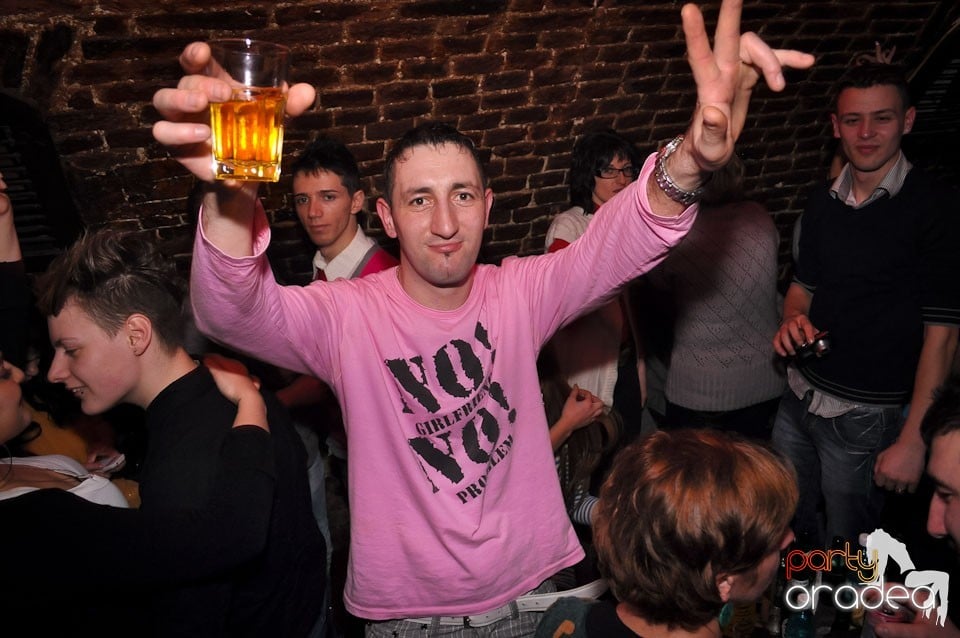 Simte basul în Club Escape, 