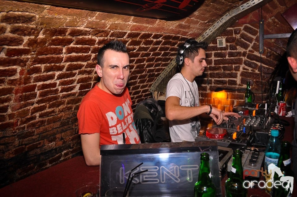 Simte basul în Club Escape, 