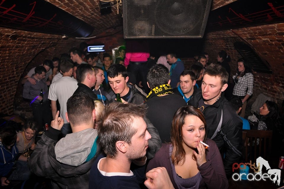 Simte basul în Club Escape, 