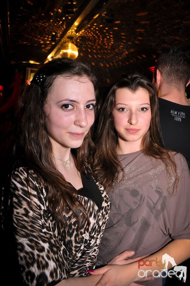 Simte basul în Club Escape, 