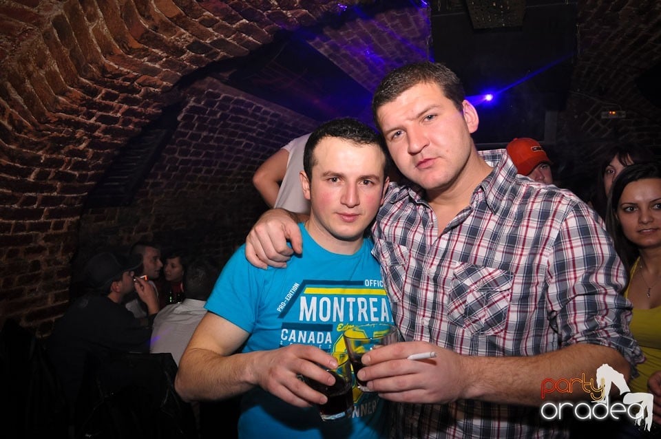 Simte basul în Club Escape, 