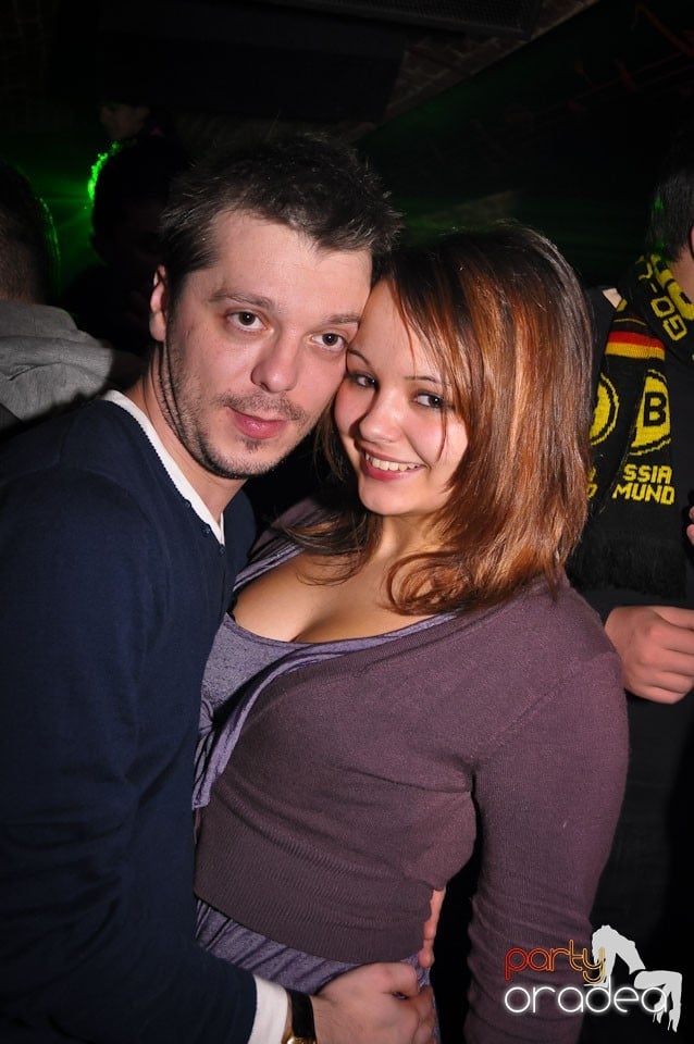 Simte basul în Club Escape, 