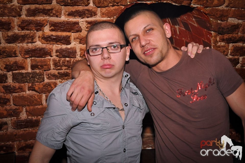 Simte basul în Club Escape, 