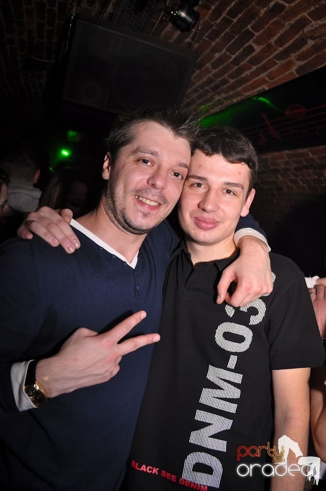 Simte basul în Club Escape, 