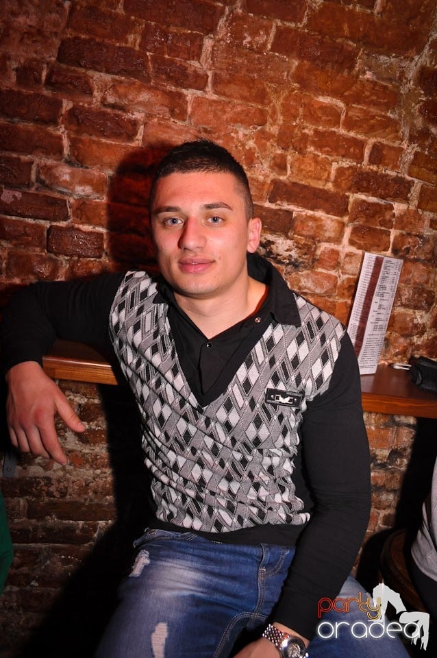 Simte basul în Club Escape, 