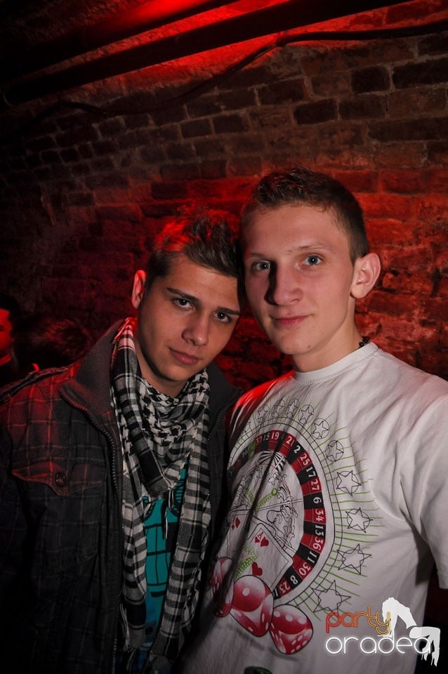 Simte basul în Club Escape, 