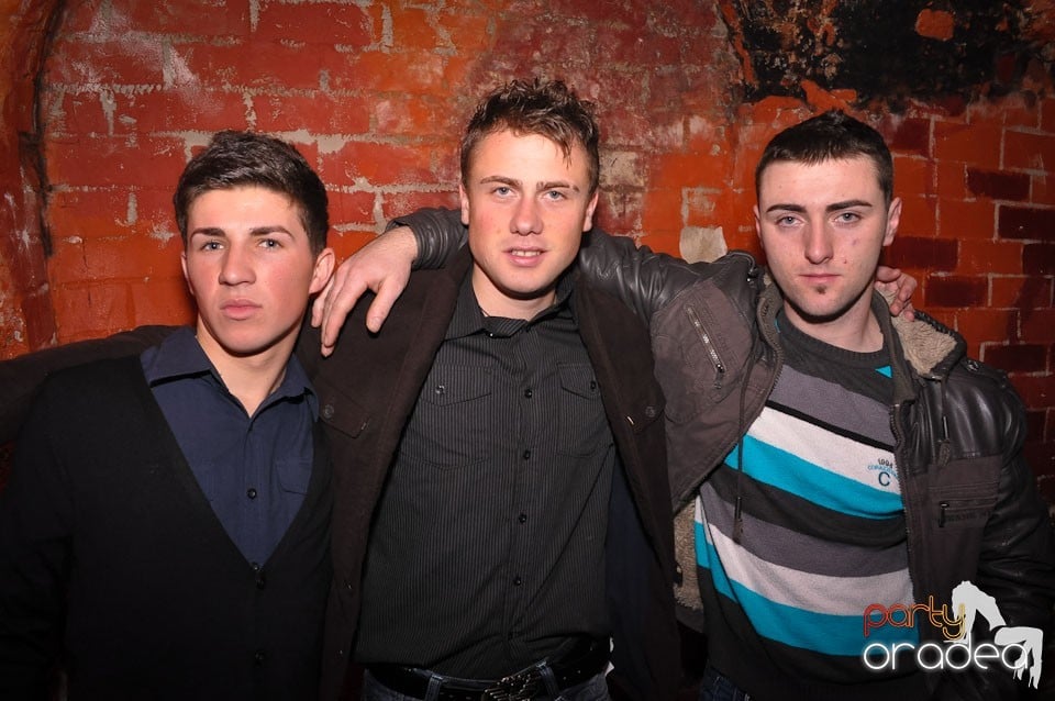 Simte basul în Club Escape, 