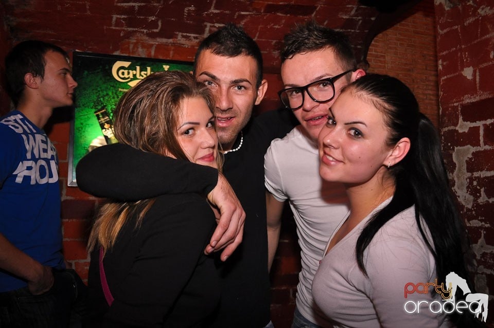 Simte basul în Club Escape, 