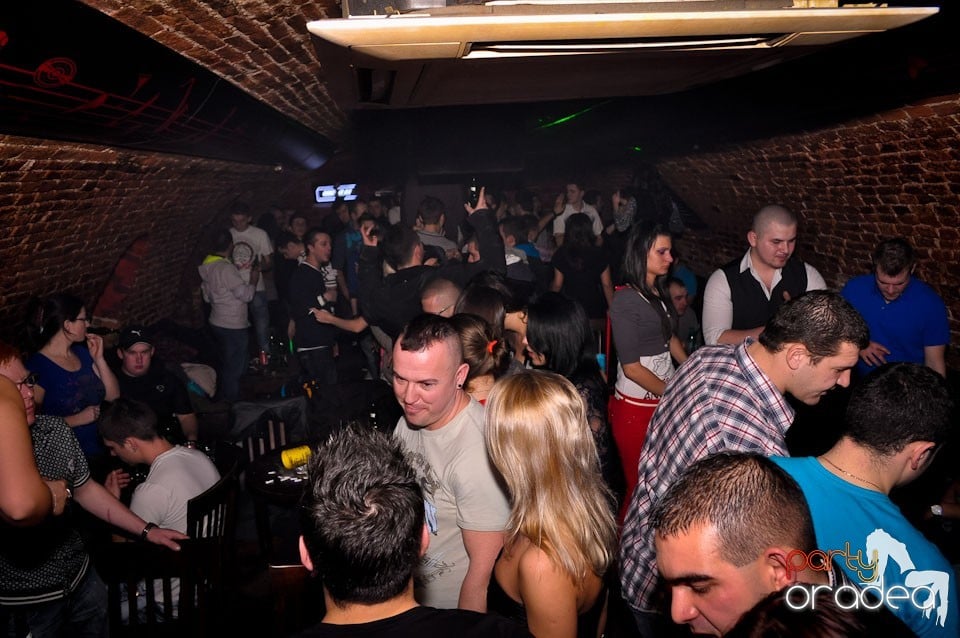 Simte basul în Club Escape, 