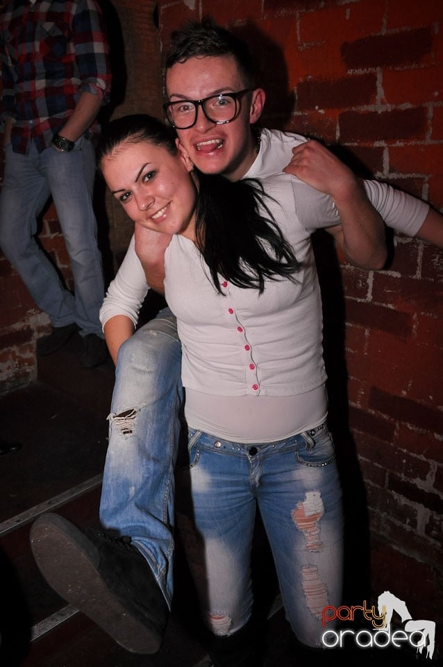 Simte basul în Club Escape, 