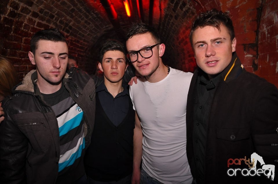 Simte basul în Club Escape, 