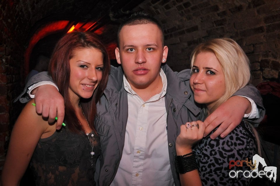 Simte basul în Club Escape, 