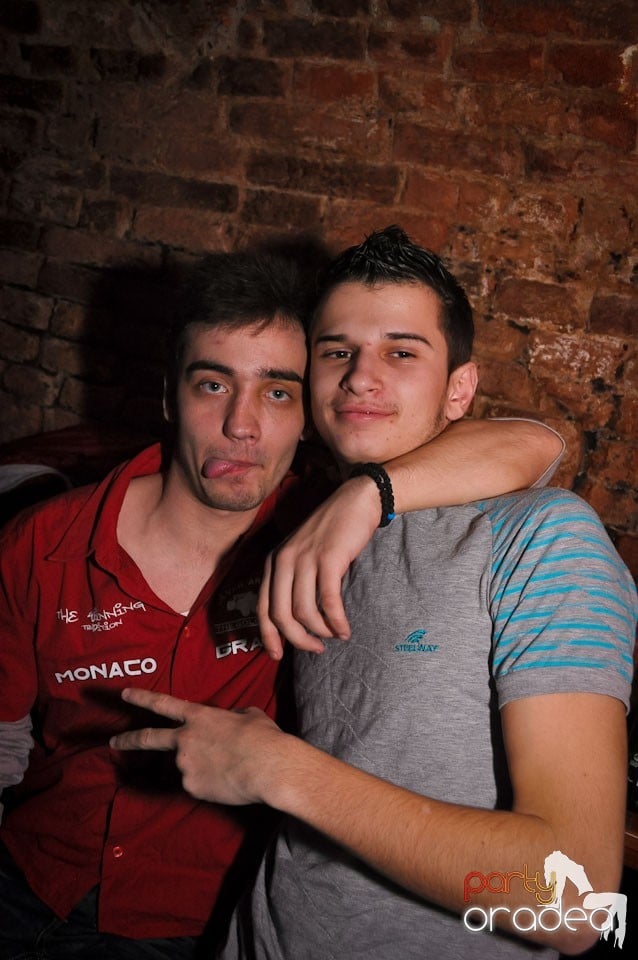 Simte basul în Club Escape, 